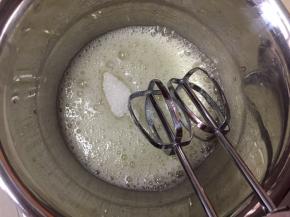 蛋白加入柠檬汁，低速打发至粗泡状态，加入三分之一白砂糖