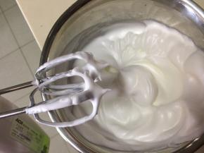 继续打发至硬性发泡，拉起打蛋头有直立的小尖