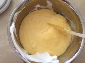 搅拌均匀后倒回蛋白盆，快速搅拌均匀