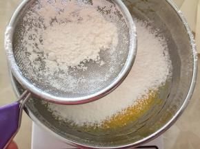 筛入低粉拌匀，应快速，不能划圈搅拌，避免起筋