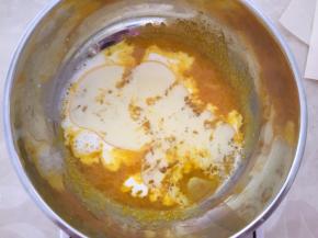 加入纯牛奶和玉米油，搅拌均匀