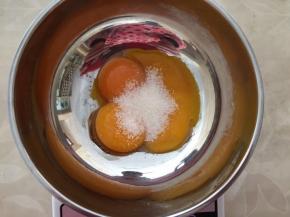 蛋黄加入白砂糖搅拌均匀