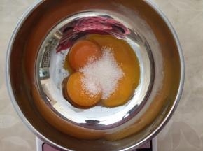 蛋黄加入白砂糖搅拌均匀