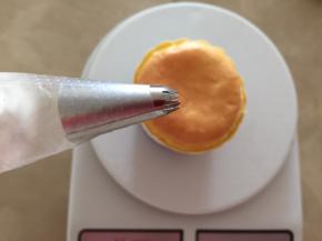 将淡奶油加白砂糖打发成硬性状态，装入裱花袋，挤入冷却后的杯子蛋糕