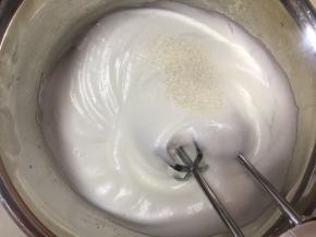 高速打发至有纹路状态，加入三分之一白砂糖，