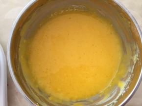 搅拌至蛋黄糊光滑状态