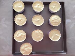 倒入膜具中8分满就可以了，我用的勺子，也可以放裱花袋挤入膜具，放入预热好的烤箱140度30分钟，烤好后，放凉就可以做装饰了