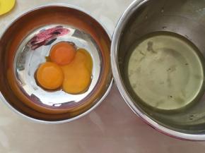 将蛋清和蛋黄分离，蛋白盆里应无油无水