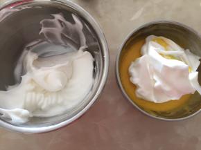 一半蛋白和蛋黄糊混合，从下向上搅拌