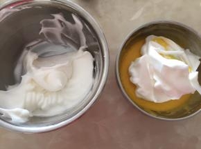 一半蛋白和蛋黄糊混合，从下向上搅拌