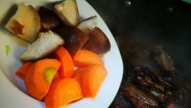 放入胡萝卜香菇