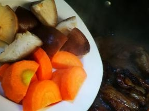 放入胡萝卜香菇