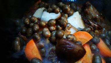 放入山药豆煮制猪尾骨熟烂即可