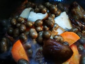 放入山药豆煮制猪尾骨熟烂即可