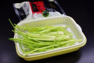 准备饺子馅食材：牛肉、芹菜，把叶子去掉；