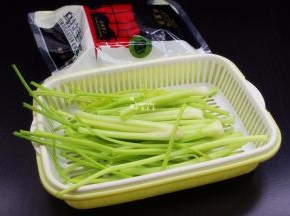 准备饺子馅食材：牛肉、芹菜，把叶子去掉；