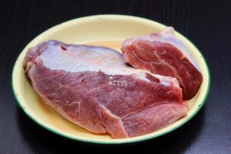 牛肉解冻，洗净切块，放入料理机打碎；
