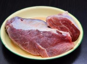 牛肉解冻，洗净切块，放入料理机打碎；
