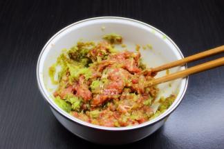 把打碎的牛肉，芹菜，放花生油、生抽、料酒、盐、生姜、生粉拌均腌制；