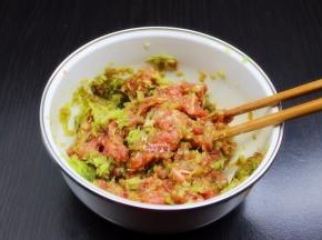 把打碎的牛肉，芹菜，放花生油、生抽、料酒、盐、生姜、生粉拌均腌制；