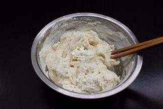 饺子皮制作：面粉取500克；加入280克水，拌均；