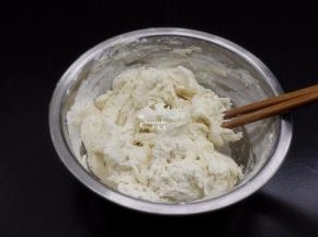 饺子皮制作：面粉取500克；加入280克水，拌均；