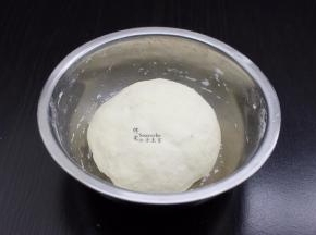 揉搓光滑的面团；