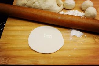 小面团擀薄，做成饺子皮；