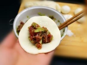 把馅肉放入饺子皮上，包自己喜欢的形状；