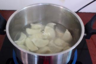 清水煮沸，放入饺子；