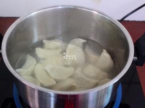 清水煮沸，放入饺子；