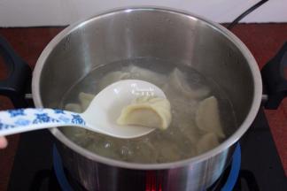 饺子通途可以加一次冷水，等饺子浮起来即熟了。