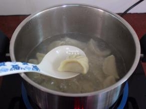 饺子通途可以加一次冷水，等饺子浮起来即熟了。