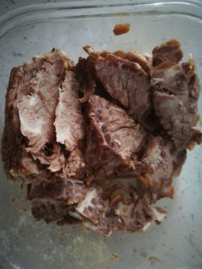 卤牛肉切片，自己卤的，颜色没有外面买的那么深