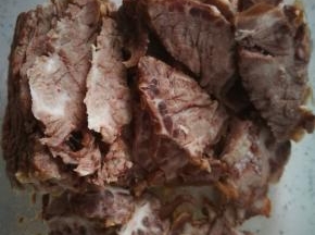 卤牛肉切片，自己卤的，颜色没有外面买的那么深
