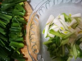 蒜白和蒜青分开，一会炒的时候分开炒，防止蒜青在锅中炒太久枯了