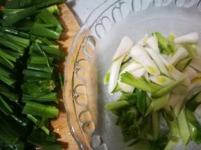 蒜白和蒜青分开，一会炒的时候分开炒，防止蒜青在锅中炒太久枯了