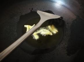 热锅凉油，放入姜片炸香