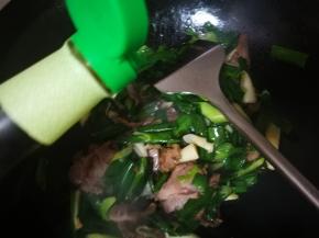 翻炒几下，牛肉热了后，倒入生抽，老抽，炒匀