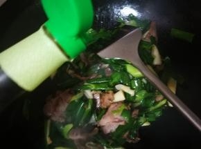 翻炒几下，牛肉热了后，倒入生抽，老抽，炒匀