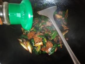 趁热沿锅边呛些香醋，加盐，黑胡椒粉炒匀，起锅！