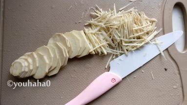 红薯洗净削掉外皮，切片后再切成细丝，奈瓷刀非常给力