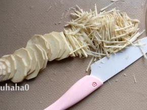 红薯洗净削掉外皮，切片后再切成细丝，奈瓷刀非常给力