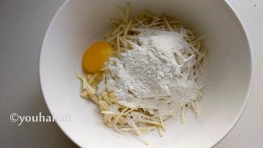 红薯丝、一个鸡蛋、面粉收在大碗中