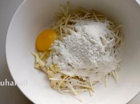 红薯丝、一个鸡蛋、面粉收在大碗中