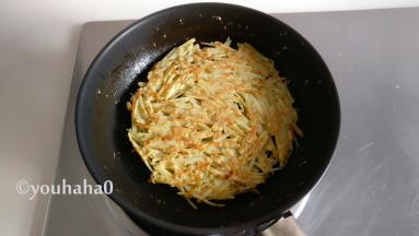 一面煎黄后翻面，直至煎至2面黄