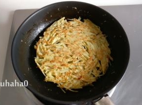 一面煎黄后翻面，直至煎至2面黄