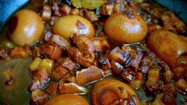 最后大火收汁，卤肉饭一定是要有汤汁的，所以不要收的太干，留一些汤汁浇在饭上。