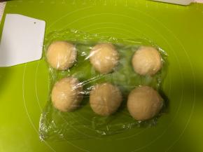 取出面团按压排气，分割为等大的六份，盖上保鲜膜松弛15分钟