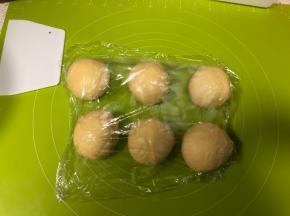 取出面团按压排气，分割为等大的六份，盖上保鲜膜松弛15分钟